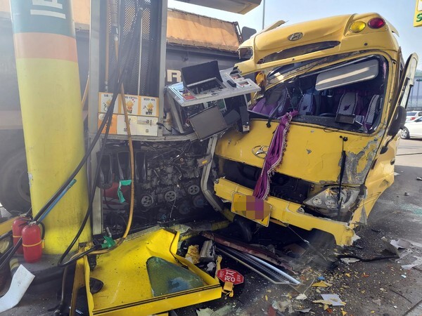 어린이 통학차량이 주유소를 들이받고 크게 파손된 모습. /인천=연합뉴스