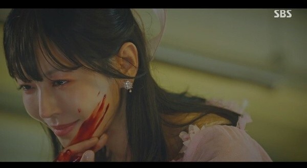 '펜트하우스'에서 악녀로 변신한 김소연에 대한 관심이 뜨겁다 (사진, SBS '펜트하우스' 캡처)