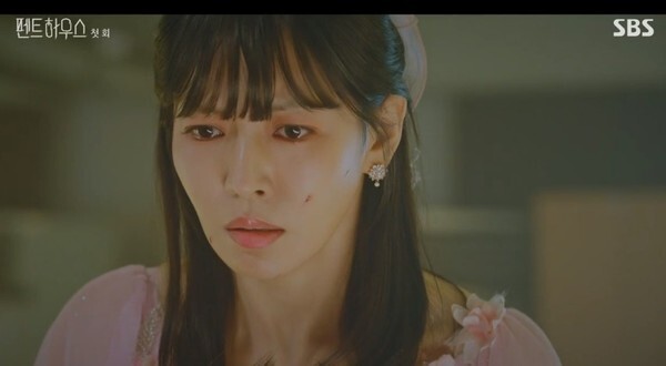 '펜트하우스'에서 악녀로 변신한 김소연에 대한 관심이 뜨겁다 (사진, SBS '펜트하우스' 캡처)