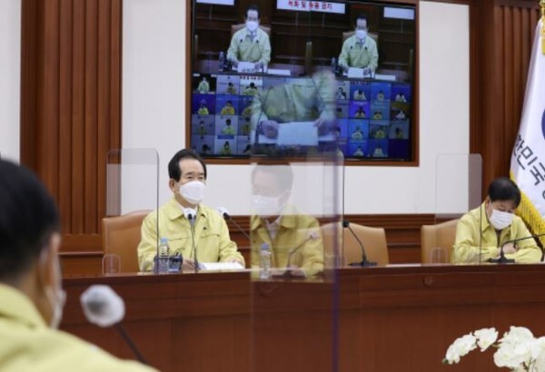 정세균 국무총리가 전문가 판단을 믿고 독감예방접종에 적극 참여할 것을 당부했다. 사진은 28일 정세균 국무총리가 세종로 정부서울청사에서 열린 코로나19 중앙재난안전대책본부 회의를 주재하고 있다.(국무총리실 제공)
