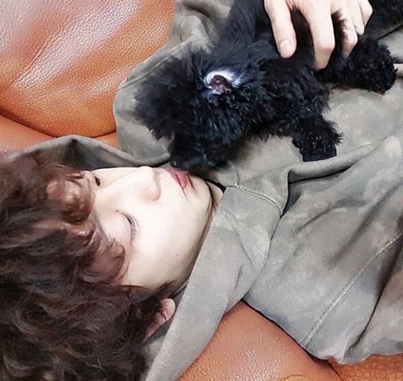 엑소 멤버 찬열 전여친의  록로가 온라인을 달구고 있다 (사진, 찬열 인스타그램 캡처)