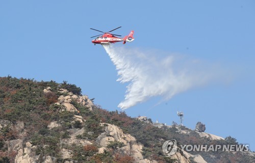 북한산 족두리봉 산불 발생(사진=연합뉴스 제공)