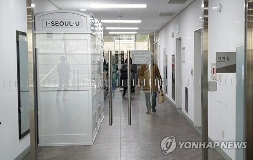 서울시청을 출입하는 모 경제전문지 기자의 코로나19 확진판정으로 기자실이 폐쇄된 서울시청 기자실에서 사람들이 밖으로 나오고 있다. /연합뉴스