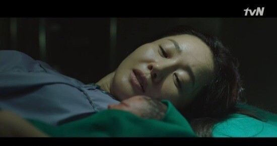 '산후조리원'에서 충격적인 출산 연기를 펼친 엄지원 (사진, tvN '산후조리원' 캡처)