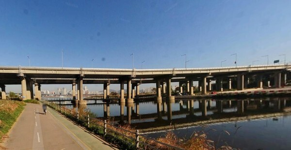 10일 0시부터 10통 이상의 중차량 통행이 허용되는 올림픽대교 청담1교의 모습. /네이버 로드맵