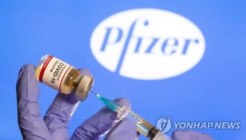 미국 제약사 화이자 로고와 코로나19 백신./ 연합뉴스