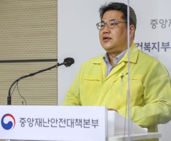 정부가 현재 추이대로 코로나19 확진자 발생이 점진적으로 증가할 시 2~3주 뒤 수도권 사회적 거리두기 단계를 1.5단계로 격상할 위험이 있다고 밝혔다. 사진은 지난 6일 손영래 보건복지부 중앙사고수습본부 전략기획반장이 코로나19 정례브리핑하고 있는 모습(보건복지부 제공)
