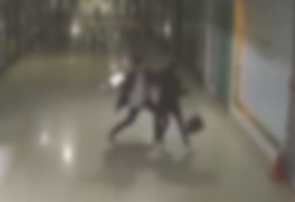 부산 덕천 지하상가 폭행 CCTV 영상 캡처(페이스북 영상)