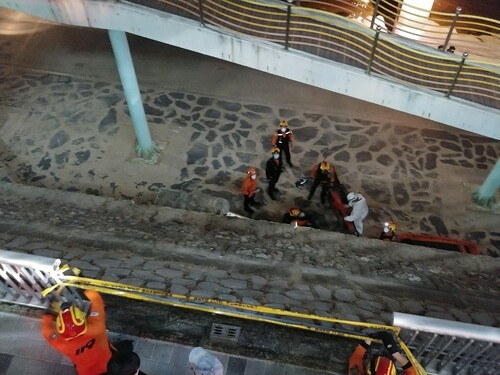 떨어진 보행로 난간(사진=부산경찰청 / 연합뉴스 제공)