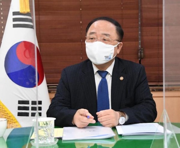정부가 '착한임대인 세액공제' 지원을 내년 6월까지 연장한다. 사진은 홍남기 부총리 겸 기획재정부 장관이 11월 11일 서울 광화문 정부서울청사에서 '전세시장 상황 진단, 서민.중산층 주거안정 방안'을 주요내용으로 관계장관회의(녹실회의)를 주재하고 있다.(사진=기획재정부 제공)