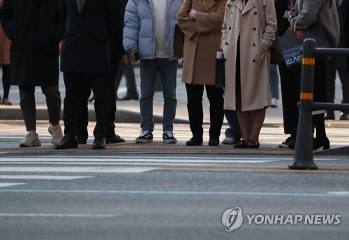 13일 오전 시민들이 출근길을 서두르고 있다. /연합뉴스
