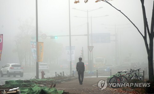 13일 밤부터 14일 오전 사이에 짙은 안개가 끼는 곳이 많아 사고에 유의할 필요가 있다. 사진은 짙게 안개가 낀 광주 상무대 모습. /연합뉴스