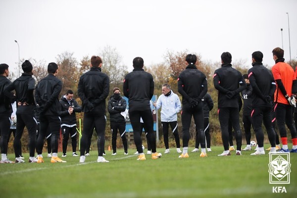 오스트리아 원정에 나선 축구대표팀 선수 권창훈·이동준·조현우·황인범 등 4명, 스태프 1명이 코로나19 확진 판정을 받았다.(사진=대한축구협회 공식 SNS)