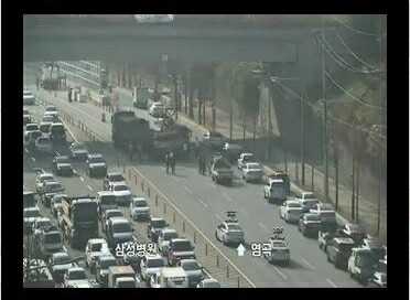 16일 서울 양재대로 구룡지하차도 양재IC방향 진입로에서 교통안내원이 덤프트럭에 치여 사망했다.(사진=경찰청 교통정보안내시스템 캡처. 연합뉴스 제공)