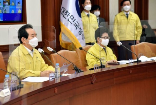 정세균 국무총리가 17일 정부서울청사에서 열린 코로나19 중앙재난안전대책본부 회의를 주재하고 수도권 사회적 거리두기 1.5단계 격상을 발표했다.(사진=국무총리실 제공)
