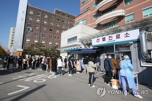 전남대병원 관련 확진자가 27명으로 늘어난 가운데 광주시가 사회적 거리두기 1.5단계 격상을 검토한다.(사진=연합뉴스 제공)