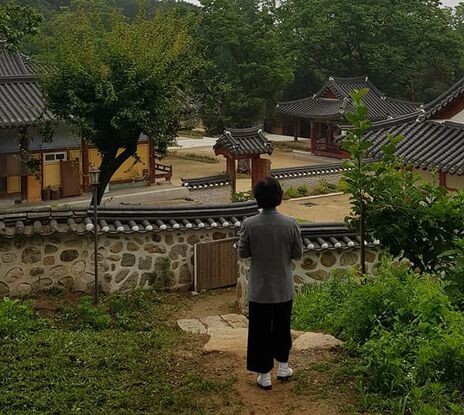 지난 7월 추미애 법무부 장관이 절을 찾아 찍어 페이스북에 올린 사진.