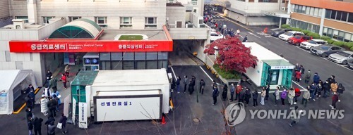 코로나19 검사를 위해 길게 줄을 지어 있는 모습. /연합뉴스