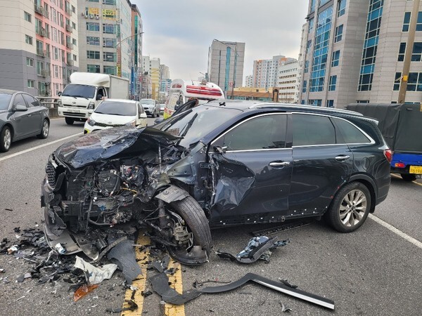 인천 고가도로에서 사고로 파손된 쏘렌토 차량(사진, 연합뉴스 제공)