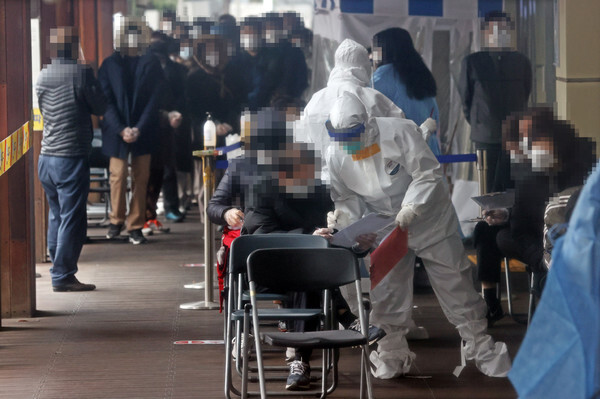 서울 송파구보건소에 마련된 코로나19 선별진료소에서 시민들이 검사를 위해 줄을 서고 있다.  /연합뉴스