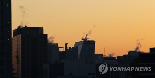 아침 체감온도가 영하권으로 떨어진 23일 오전 서울 시내 빌딩에서 난방으로 인한 수증기가 나오고 있다./연합뉴스