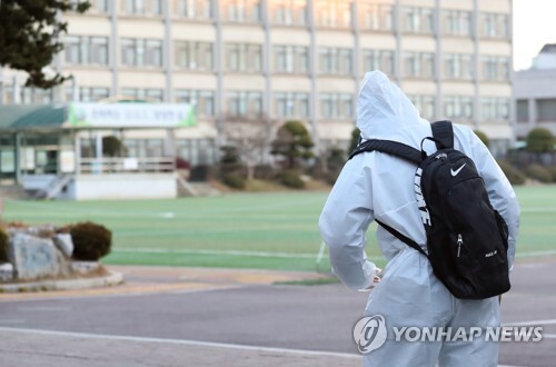 수험생인지 방역관계자인지 시험감독자인지 (사진, 연합뉴스)