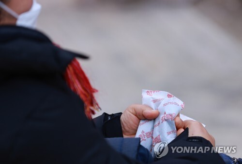 [주말날씨]토요일까지 아침 기온이 영하권에 머물면서 손난로가 필요할 정도로 춥겠다. /연합뉴스