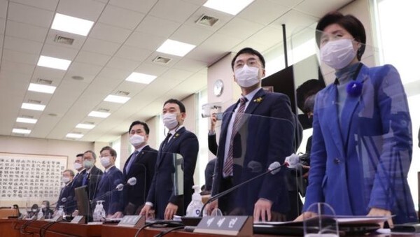 민주당 법사위원들이 기립 투표를 하고 있다. (사진=연합뉴스 제공)
