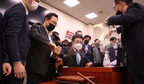 윤호중 법사위원장이 국민의힘 의원들의 강한 반발 속에 의사진행을 하고 있다. (사진=연합뉴스 제공)