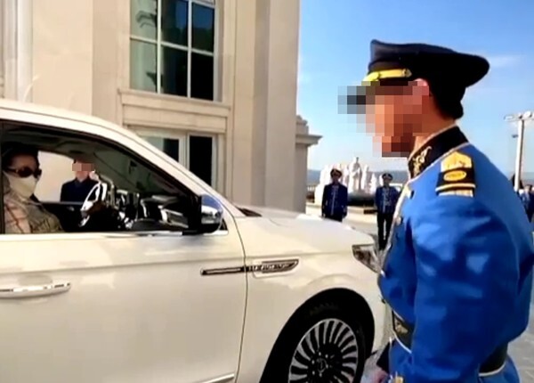 대학생으로 보이는 한 학생이 한학자 총재에게 배웅 인사를 하고 있다.