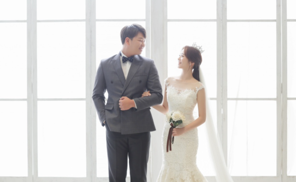 서준원과 손다경이 화제다 (사진, 롯데자이언츠 제공)