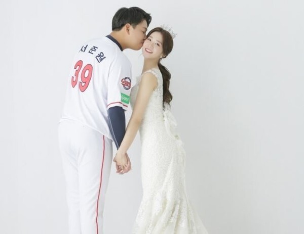 서준원과 손다경이 화제다 (사진, 롯데자이언츠 제공)