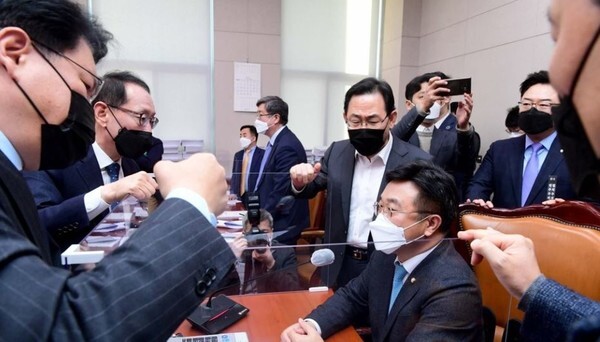 8일 오전 법사위에서 공수처법 개정안이 국민의힘 의원들의 반발 속에서 통과됐다. (사진=연합뉴스 제공)
