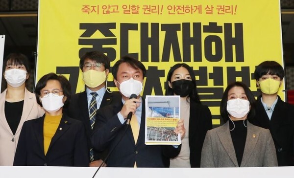 김종철 대표(가운데)가 3일 국회 로텐더홀에서 열린 중대재해기업처벌법 제정 촉구 비상행동에 돌입하는 기자회견에서 발언을 하고 있다. (사진=연합뉴스 제공)