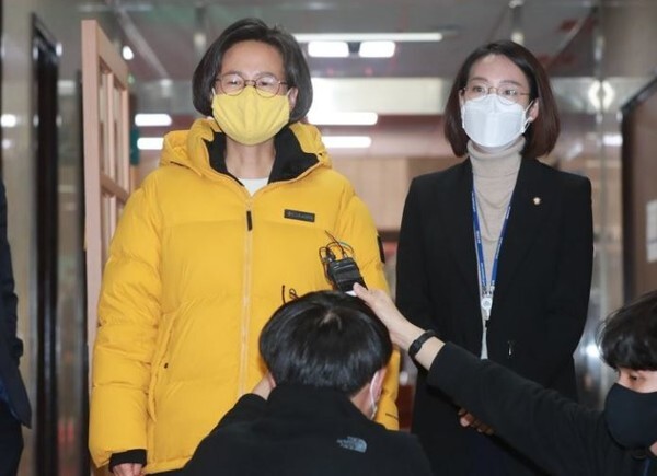 김태년 원내대표를 항의 방문하고 강은미 원내대표와 장혜영 원내대변인이 기자들의 질의응답에 응하고 있다. (사진=연합뉴스 제공)