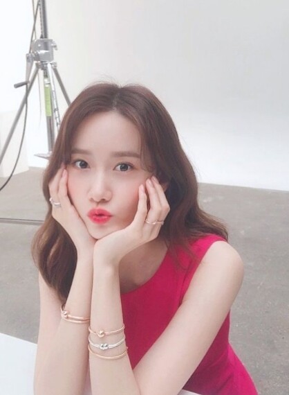 윤아와 황정민의 '허쉬'가 화제다 (사진, 윤아 인스타그램캡처)