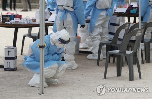 지난 10일 오후 울산시 북구 한 직업계고등학교 운동장에 설치된 선별진료소에서 한 의료진이 휴식을 취하고 있다. /울산=연합뉴스