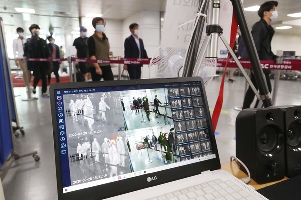 제주도 사회적 거리두기 2단계 시행이 오는 18일 0시부터 시작된다. 사진은 제주공항 발열 검사.(연합뉴스 제공)