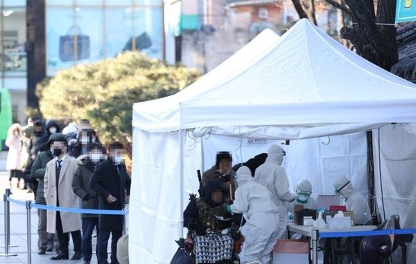 15일 오후 서울 종로구 탑골공원 앞에 설치된 임시 선별검사소에서 시민들이 신종 코로나바이러스 감염증 검사를 받기 위해 차례를 기다리고 있다. (사진, 연합뉴스)