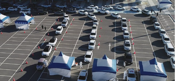 15일 오후 강원 강릉시 강릉 아레나 경기장 야외 선별 진료소에서 강릉 시민들이 드라이브 스루 방식으로 코로나19 검사를 받기 위해 대기하고 있다.(사진, 연합뉴스)