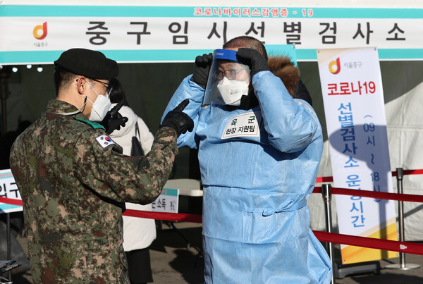 16일부터 군 당국이 수도권 코로나19 역학 조사에 병력 960명을 추가 지원하기로 했다.(사진, 연합뉴스)