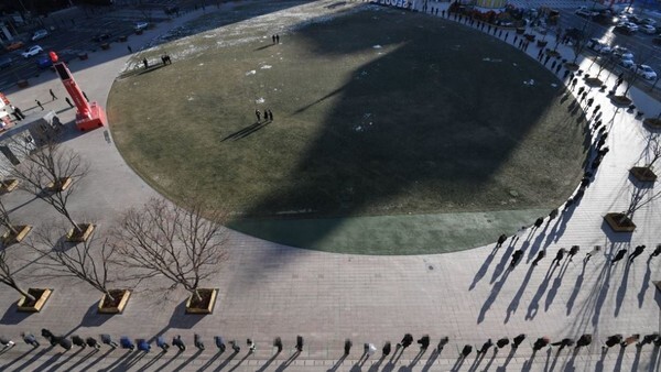 17일 오후 서울 중구 서울광장에 마련된 신종 코로나바이러스 감염증(코로나19) 임시 선별진료소에서 시민들이 검사를 받기 위해 줄 서 있다.(사진, 연합뉴스)