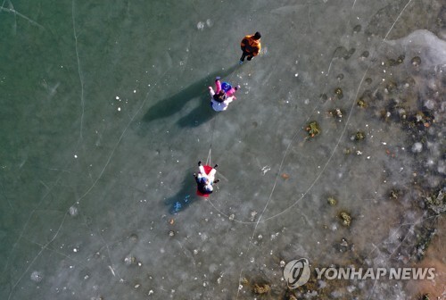 17일 오후 경북 안동시 암산유원지에서 시민들이 얼어붙은 강 위에서 썰매를 타고 있다. /연합뉴스
