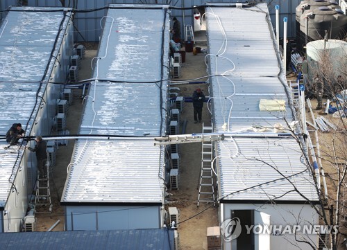 17일 오후 중랑구 서울의료원에 신종 코로나바이러스 감염증(코로나19) 병상 확보를 위한 컨테이너 임시병상 설치 공사가 한창이다. /연합뉴스