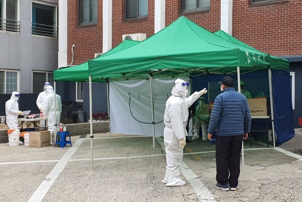 경북 구미 송정교회 관련 코로나19 확진자 25명이 추가 발생했다. 사진은 23일 송정교회 앞 선별진료소 모습(연합뉴스 제공)