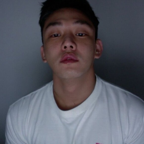 유아인이 금연 소식을 알리자 유아인 나이에 대한 관심이 뜨겁다 (사진, 유아인 인스타그램 캡처)