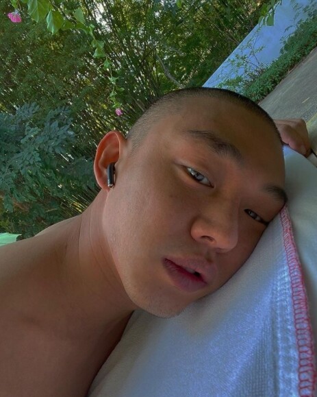 유아인이 금연 소식을 알리자 유아인 나이에 대한 관심이 뜨겁다 (사진, 유아인 인스타그램 캡처)