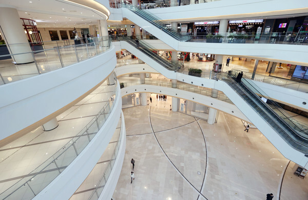 신종 코로나바이러스 감염증(코로나19) 확산세가 계속되는 27일 서울 시내의 한 대형쇼핑몰이 한산하다. /연합뉴스