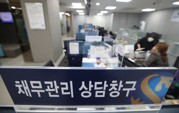 내년 1월부터 금융소비자의 개인신용평가 기준이 등급에서 점수로 바뀐다. 사진은 시중의 채무관리 상담창구 모습. /연합뉴스