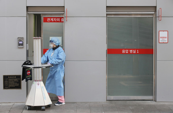 영국발 변이 코로나19 바이러스가 국내에서 확인되는 등 코로나19 확산이 계속되고 있는 28일 오후 경기도 고양시의 한 코로나19 거점병원에서 의료진이 음압병실로 향하고 있다. /연합뉴스